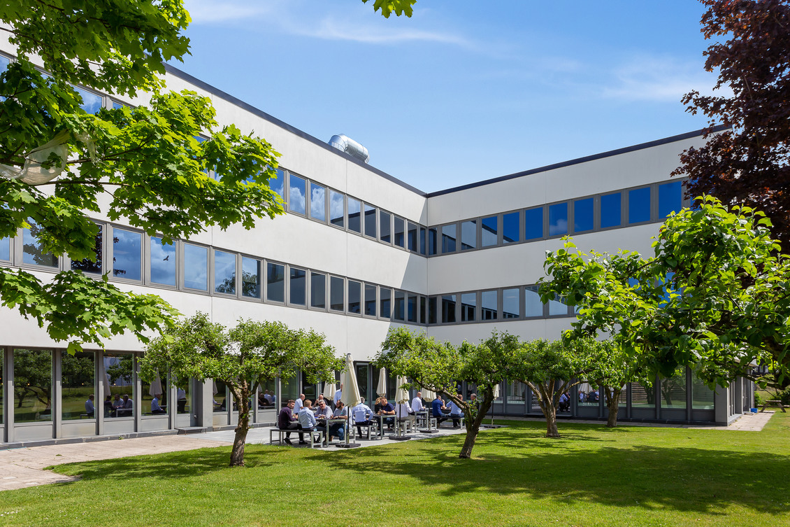 Moderne erhvervsejendom på Borupvang 5 i Ballerup med grønne arealer og gode parkeringsforhold.