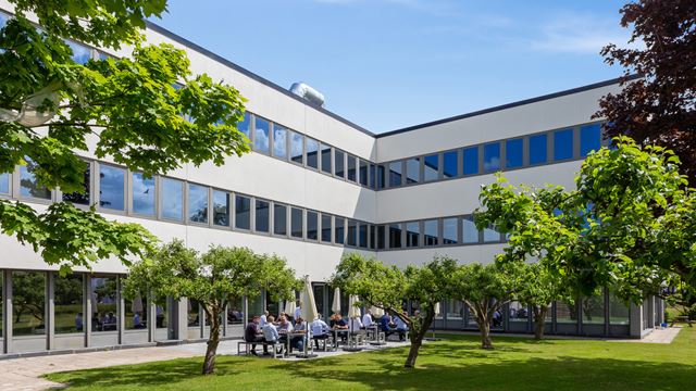 Moderne erhvervsejendom på Borupvang 5 i Ballerup med grønne arealer og gode parkeringsforhold.
