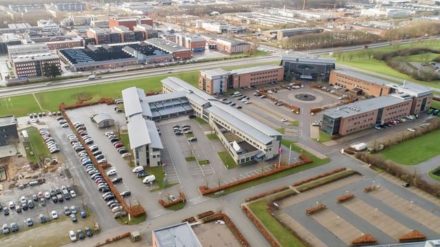 Luftfoto af moderne kontorejendomme og parkeringspladser i erhvervsområdet Lautrupvang i Ballerup.