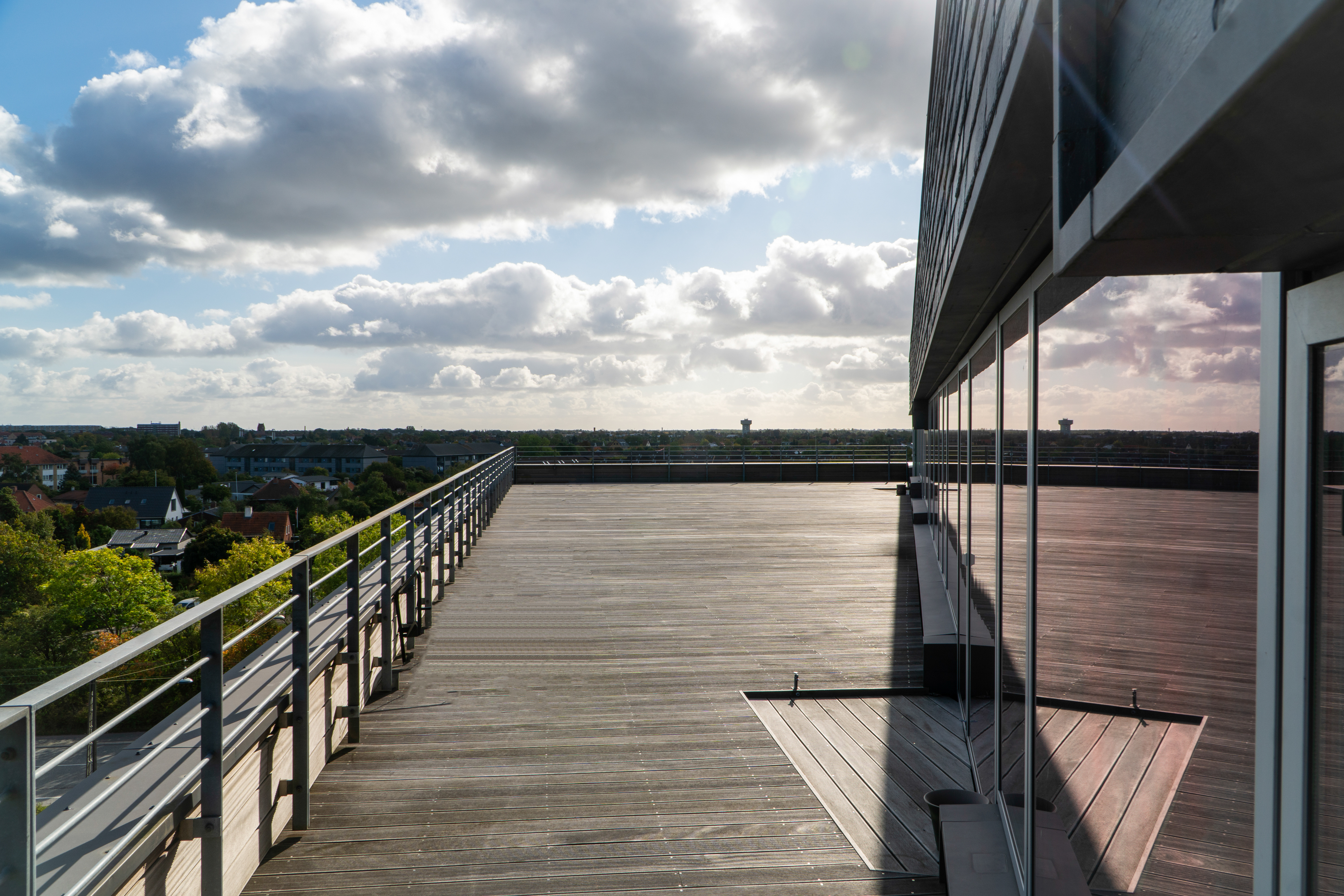 Moderne kontor med egen tagterrasse