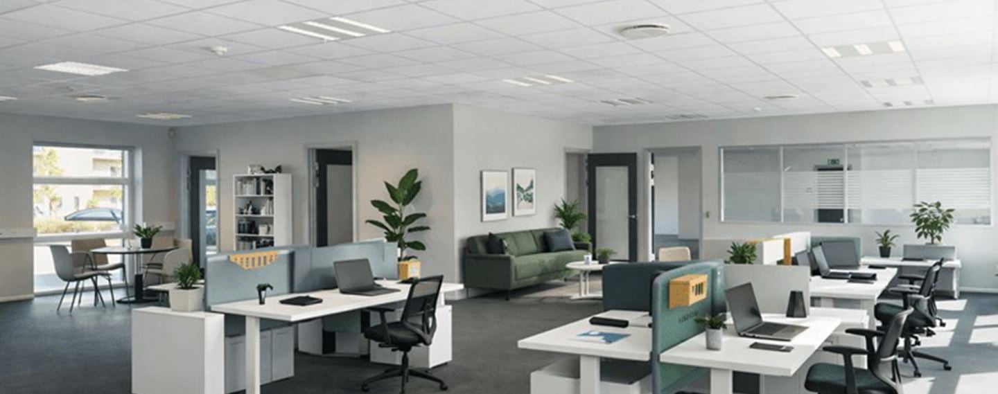 Moderne lyst kontordomicil på Bymosevej 4 i Helsinge med åbent kontorlandskab og loungeområde.