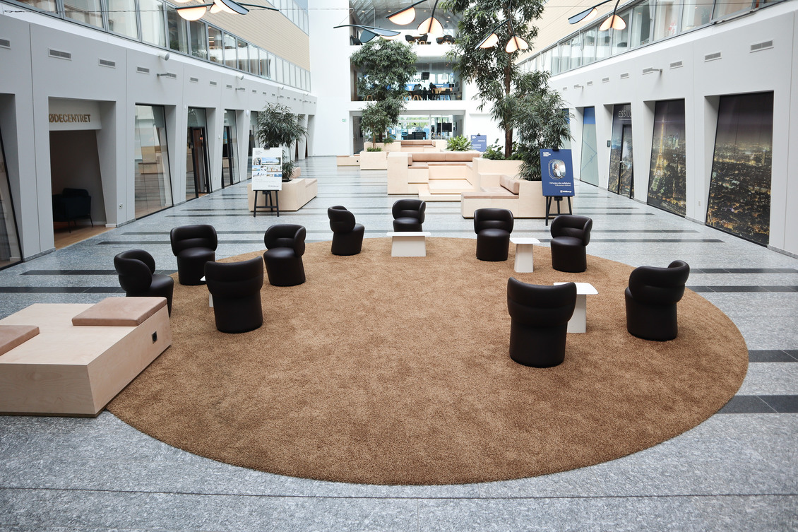 Moderne indendørs atrium i Globetrotterhuset på Hedegaardsvej 88 med glastag og fleksible kontorfaciliteter.