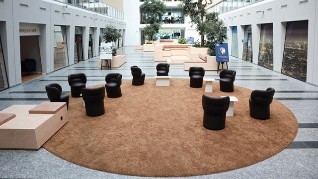 Moderne indendørs atrium i Globetrotterhuset på Hedegaardsvej 88 med glastag og fleksible kontorfaciliteter.