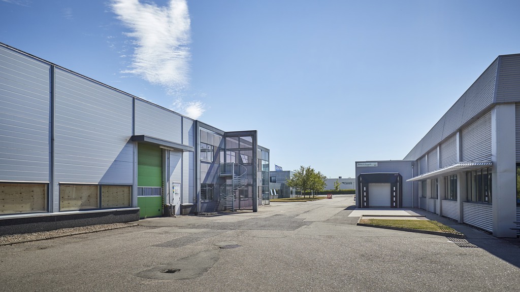 Stort højloftet lager med port samt mindre kontor