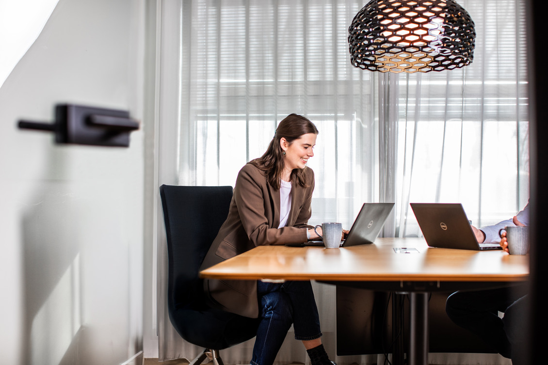 En ESG medarbejder hos Wihlborgs arbejder på kontoret i Globetrotterhuset
