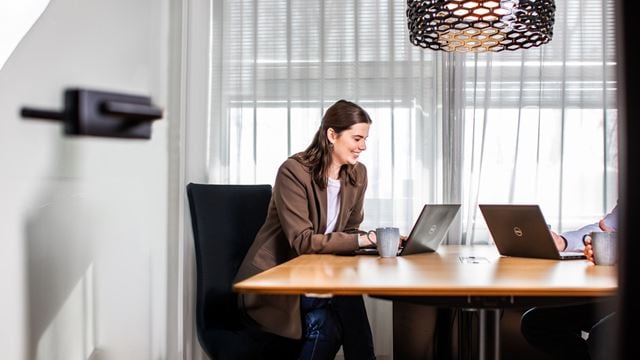 En ESG medarbejder hos Wihlborgs arbejder på kontoret i Globetrotterhuset
