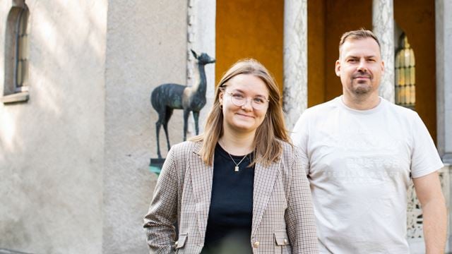 Medarbejder hos Wihlborgs analyserer energiforbrug og optimerer bæredygtighed i en af virksomhedens ejendomme.