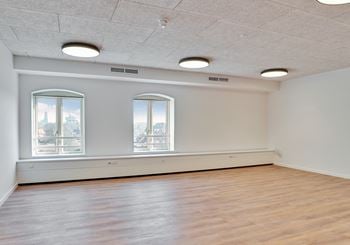 Lyst kontor på 5. sal med udkig over Roskilde by