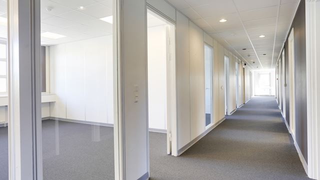 Moderne rød murstens kontorejendom på H. J. Holst Vej i Brøndby med gode parkeringsforhold.