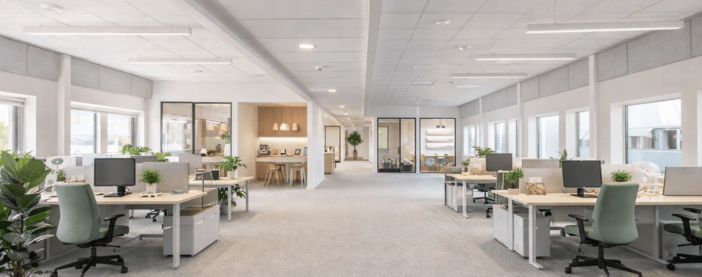 Lyst og moderne storrumskontor med skriveborde og mødefaciliteter på Hedegaardsvej 88 på Amager.