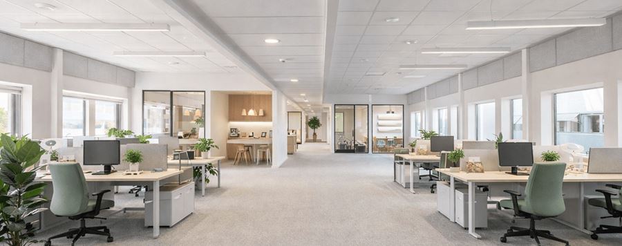 Lyst og moderne storrumskontor med skriveborde og mødefaciliteter på Hedegaardsvej 88 på Amager.