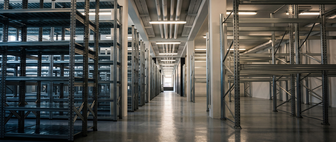 Renoverede lagerfaciliteter hos Bürkert Danmark på Literbuen i Skovlunde med moderne opbevaringsrealer og belysning.
