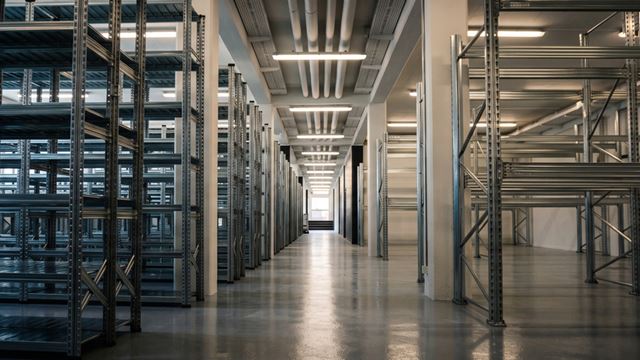 Renoverede lagerfaciliteter hos Bürkert Danmark på Literbuen i Skovlunde med moderne opbevaringsrealer og belysning.