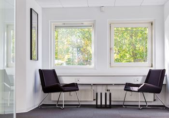 Lyst og indbydende kontor i ejendommens stue