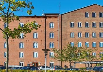 Lyst åbent kontor centralt i Roskilde