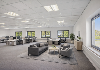 Lyst kontor med fri parkering og ladestandere