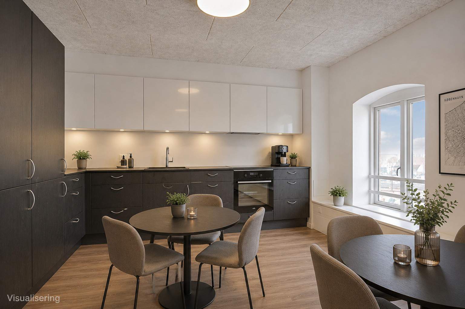 Lyst kontor på 5. sal med udkig over Roskilde by
