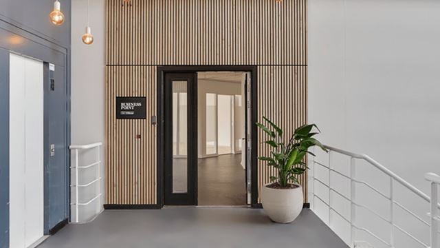 Moderne kontorfællesskab og indgangsparti hos Lautrupcenteret på Borupvang i Ballerup.