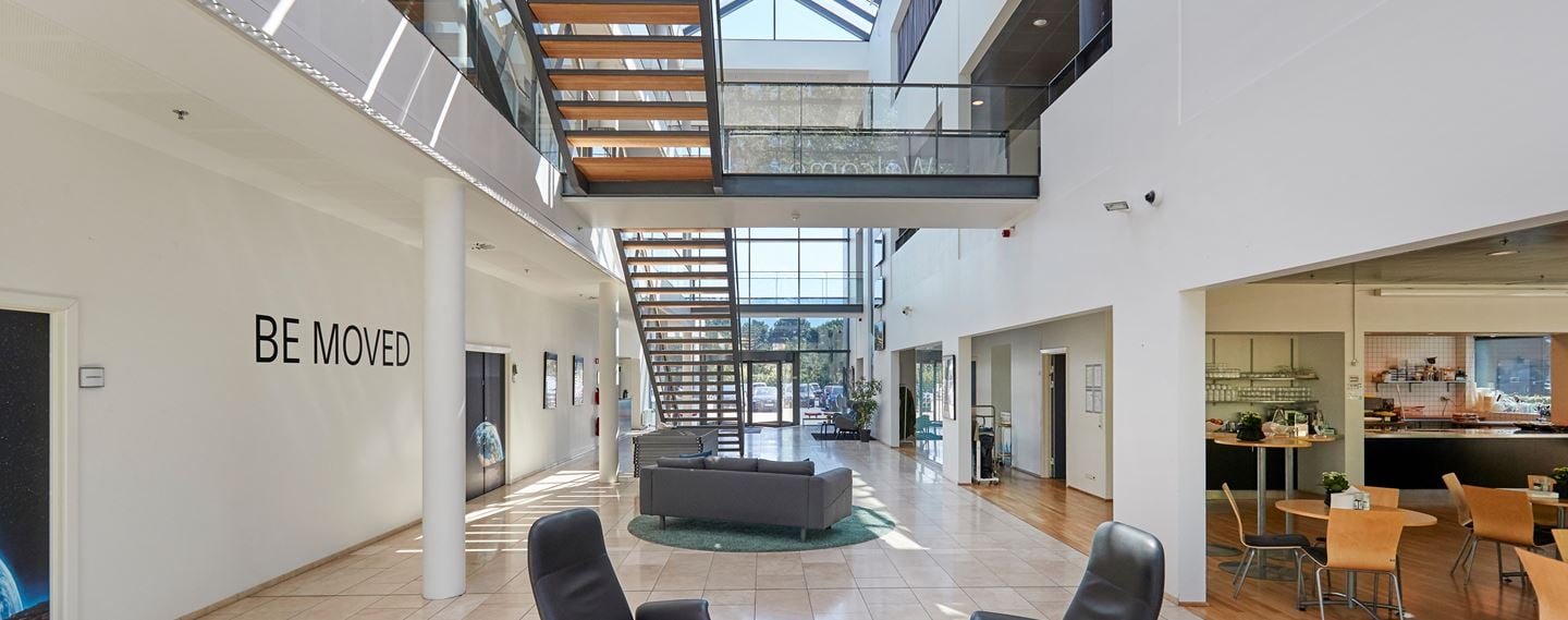 Lyst og moderne indgangsparti med atrium og reception på Industriparken 29 i Ballerup.