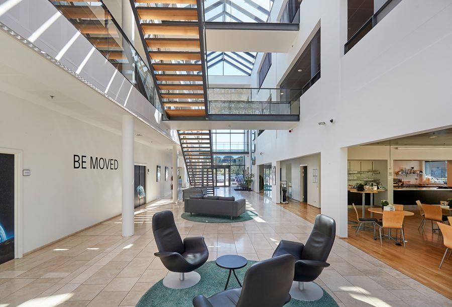 Lyst og moderne indgangsparti med atrium og reception på Industriparken 29 i Ballerup.